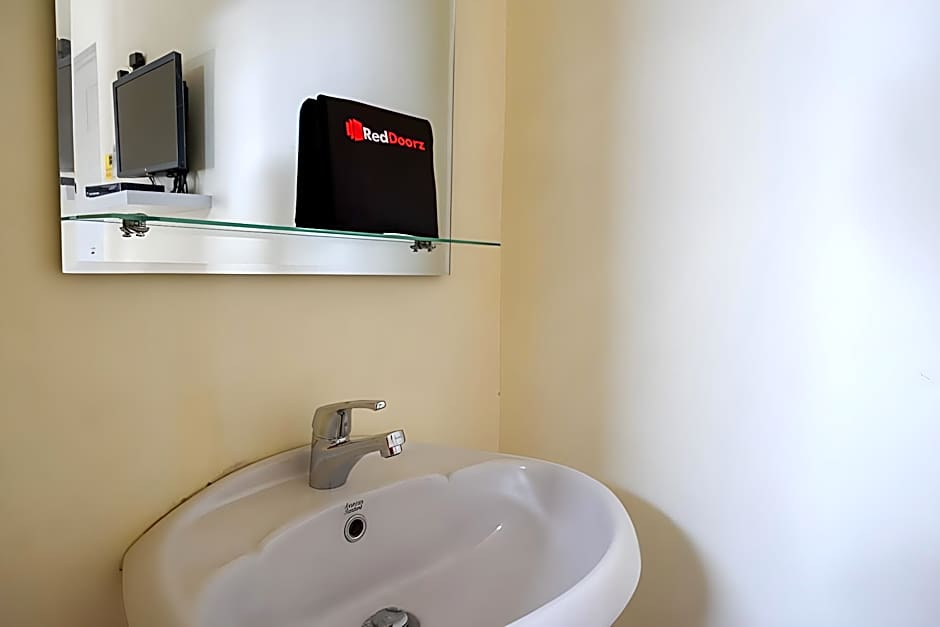 RedDoorz Hostel near Kota Lama Semarang