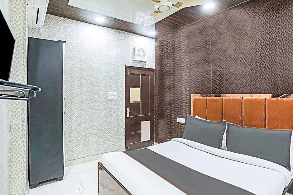 OYO Flagship 80575 Kashish Residency Near Model Town Metro Station – Delhi, NY