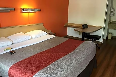 2 Queen Beds Mobility Accessible Room Bathtub W/ Grab Bars Non-Smoking