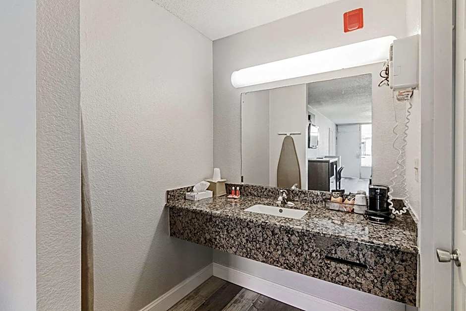 Econo Lodge Inn & Suites Bricktown