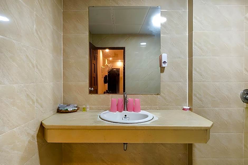 OYO 373 Habana Hotel