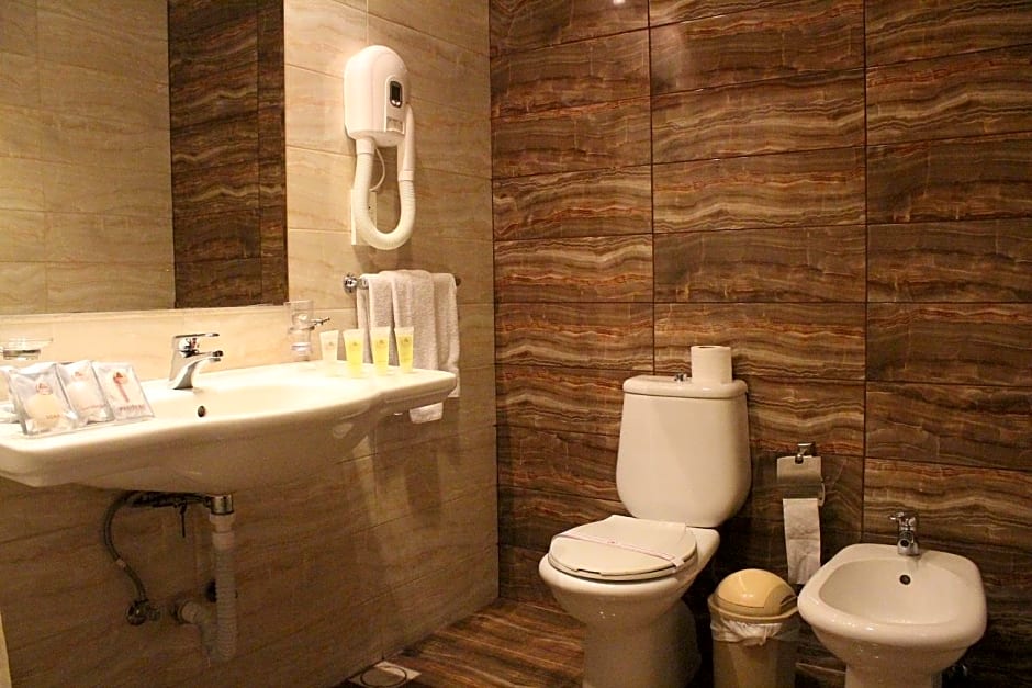 Al Fanar Palace Hotel and Suites