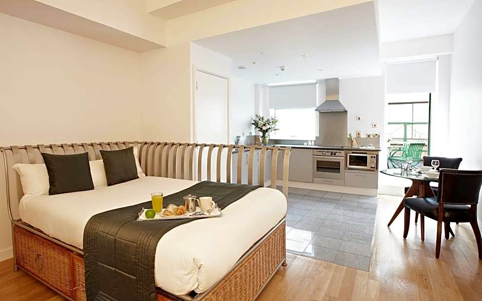 196 Bishopsgate Apartments by DMONTRIO