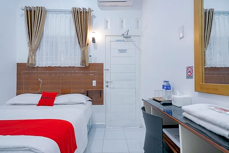 RedDoorz near Pantai Pandan Sibolga