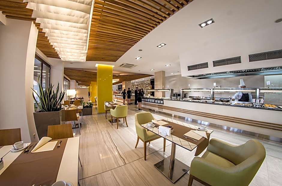 Premier Fort Cuisine - Full Board