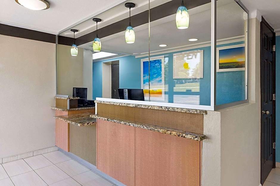 Day's Inn & Suites by Wyndham Indianapolis Airport East