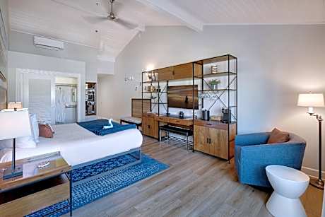 a SHORELINE-Traditional-King-Partial Ocean View-Private Bathroom