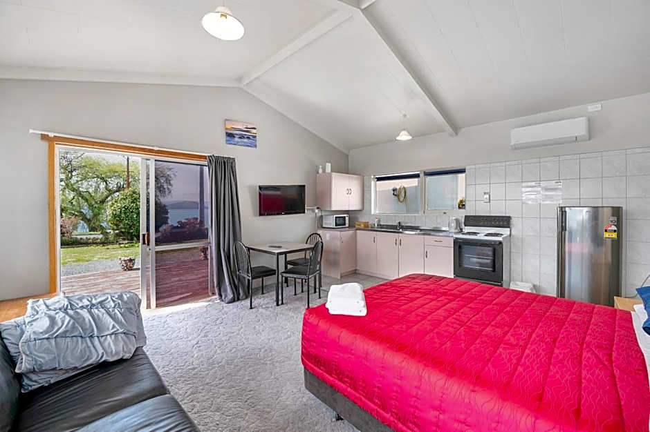 Jack & Di's Waiteti Lakefront Motel
