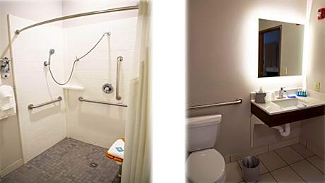 King Room with Roll in Shower - Hearing Accessible