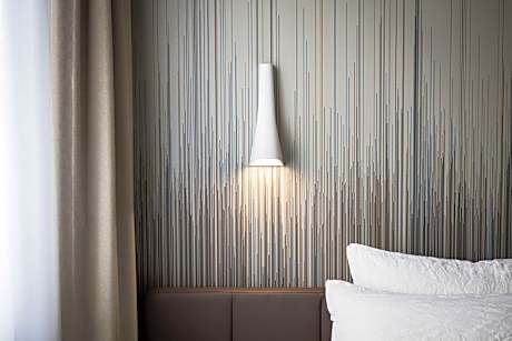 Premium Double Room (snacks & drinks self service in the Lounge Club) (1 Queen Bed)