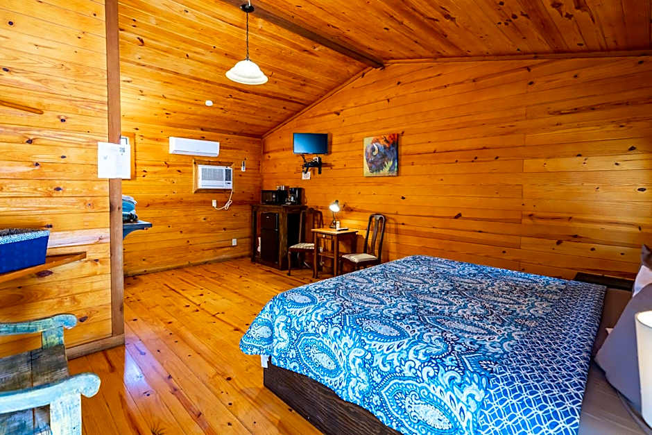 The Historic Leakey Inn