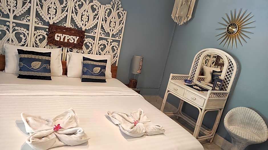Baan Si Khao yanui