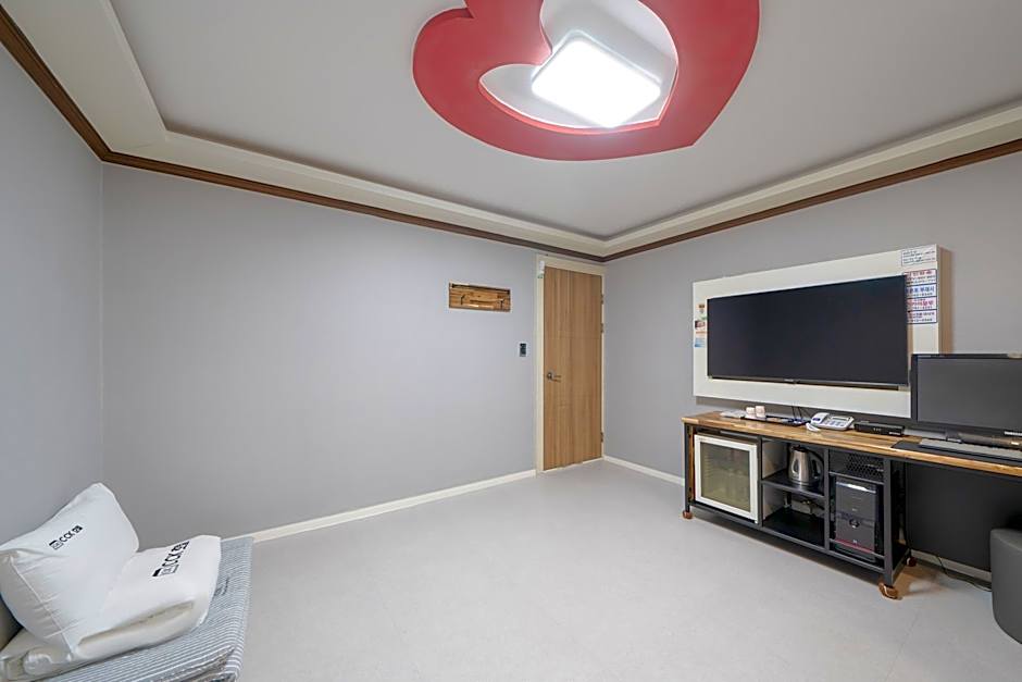 Photo 1 of 6 of Ondol Room
