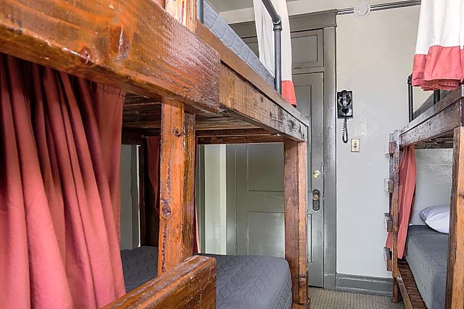 Gardner Hotel & Hostel