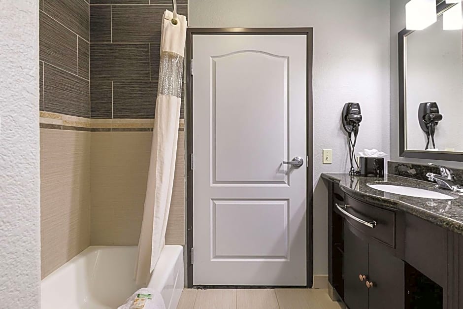 La Quinta Inn & Suites by Wyndham Dallas Hutchins