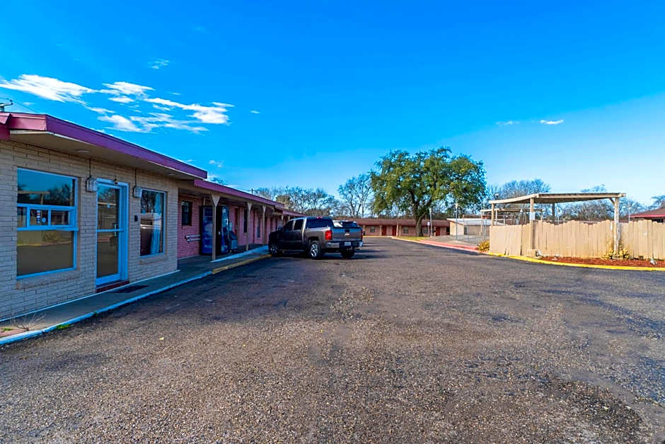 OYO Hotel Beeville -US 181