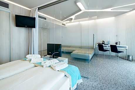 Deluxe Apartment with side sea view