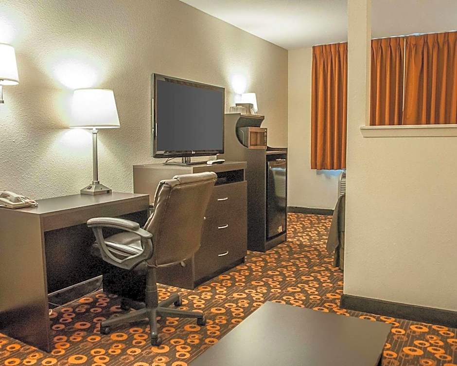 Econo Lodge Inn & Suites Santa Fe South