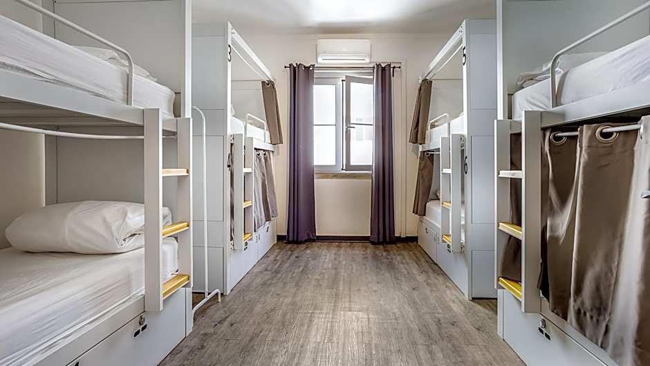 Zdjęcie 1 z 4 — Bed in a 8 Bed Mixed Room