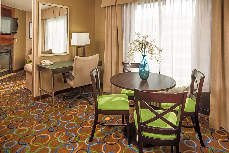 Holiday Inn Express Hotel & Suites Manchester - Airport, an IHG Hotel