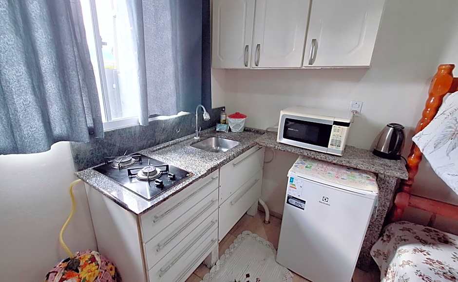 KITNET S1 em TORRES-RS - Na mais bela praia Gaúcha - Cozinha - Banheiro - Ar condicionado - TV e Wi-Fi - Estacionamento - Anfitriã Superhost no BnB