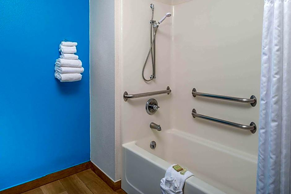 Super 8 by Wyndham Lincoln West