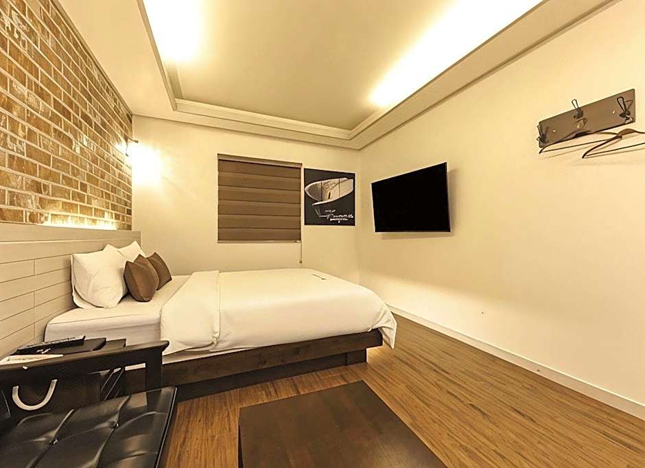 H  Hotel