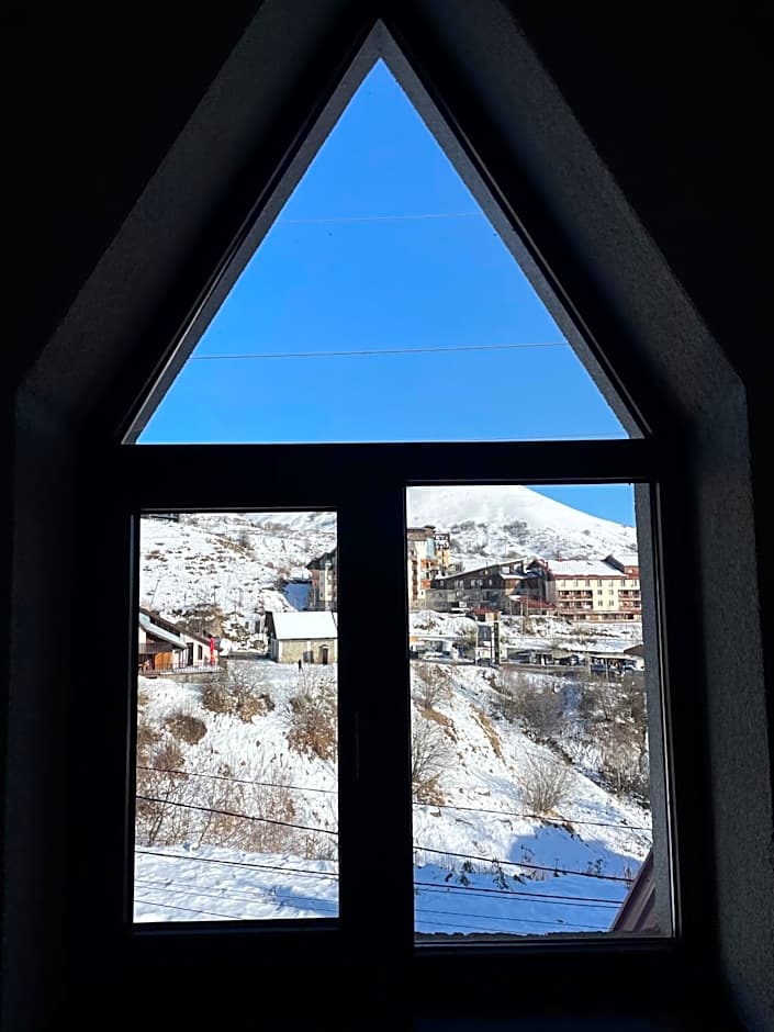 Ereto Hotel by SnowTime