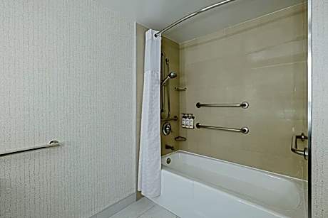 King Room with Accessible Tub - Mobility Access