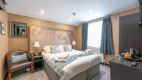 Standard-Double room-Ensuite with Shower-Street View
