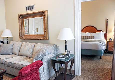 One-Bedroom Junior King Suite with Roll-In Shower - Mobility/Hearing Accessible - Non-Smoking