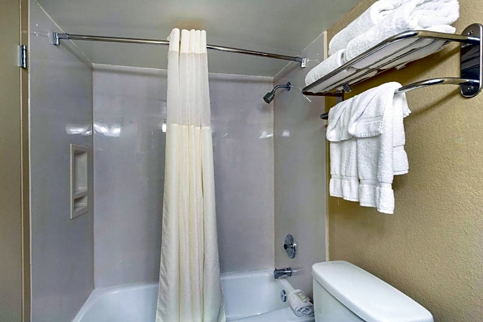 Clarion Hotel Beachwood-Cleveland