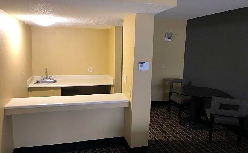 Days Inn & Suites by Wyndham Norton Shores/Muskegon