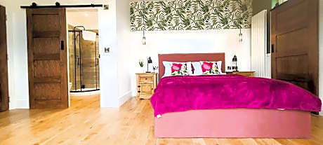 King-Deluxe-Ensuite with Shower-Room 9