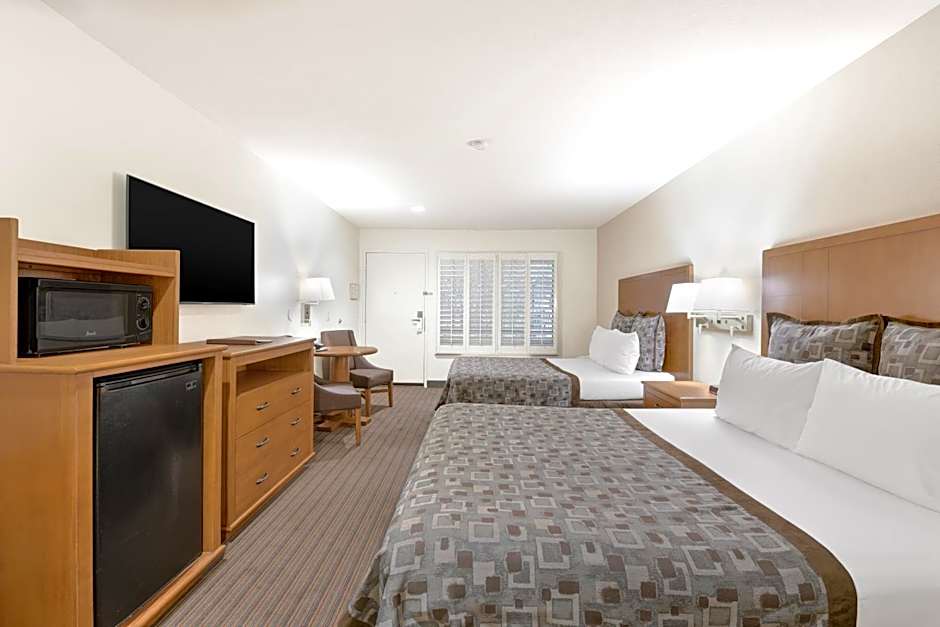 Anaheim Desert Inn & Suites