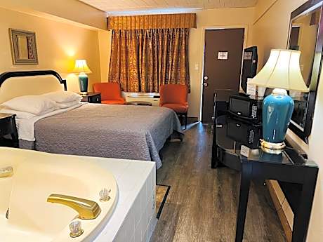 Queen Suite with Spa Bath