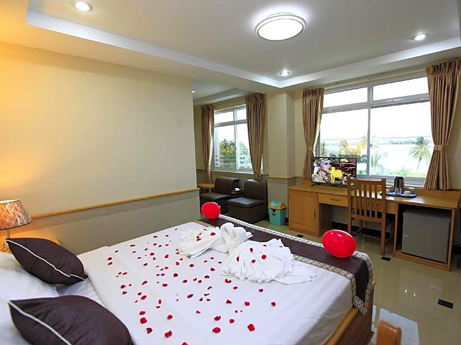 Photo 1 of 4 of Superior 1 Double Bed, River View