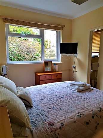 Groud Floor Double Room with Private Bathroom