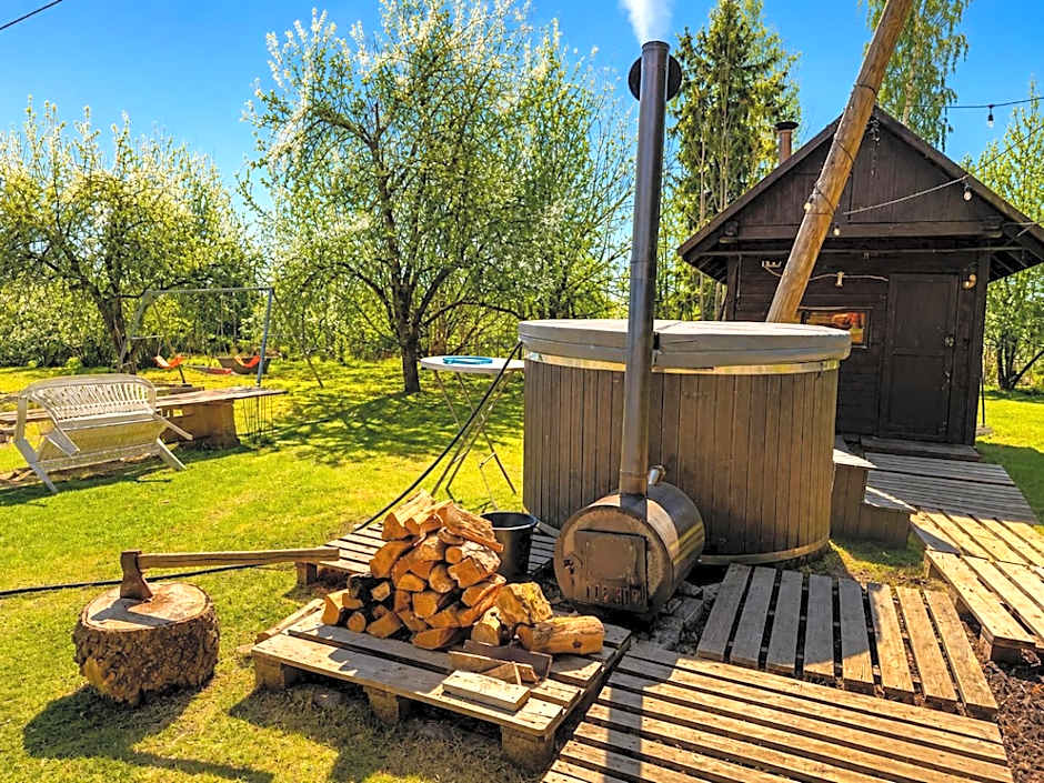 Lake Deer Park Retreat with Hot Tub & Sauna