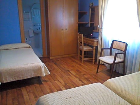 Double 2 adults 1 child