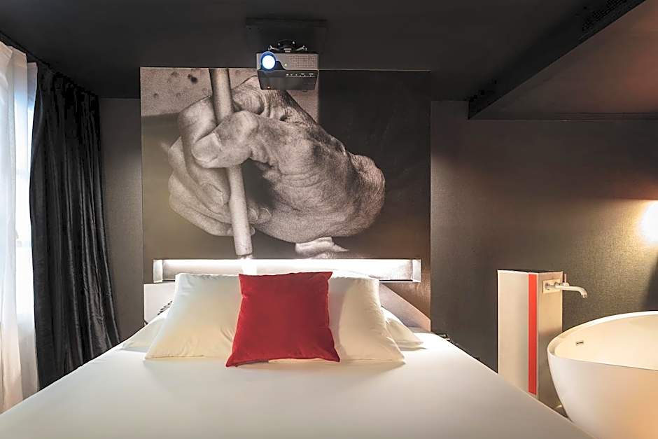 The Black Boutique -- Turistea Suites
