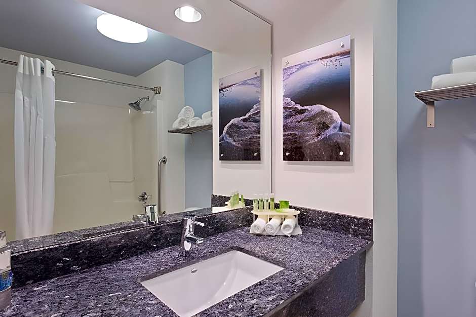 Holiday Inn Express Hotel & Suites Clearwater North/Dunedin By IHG