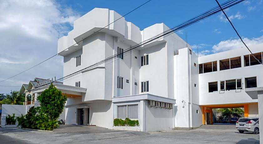 RedDoorz Plus @ Cameloan Hotel Palu