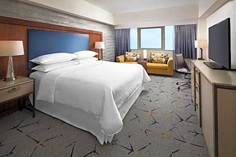 Traditional King Room with Tub - Mobility/Hearing Accessible