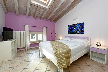 Deluxe One-Bedroom Apartment