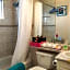 Helen's House / Close to Skytrain and Airport
