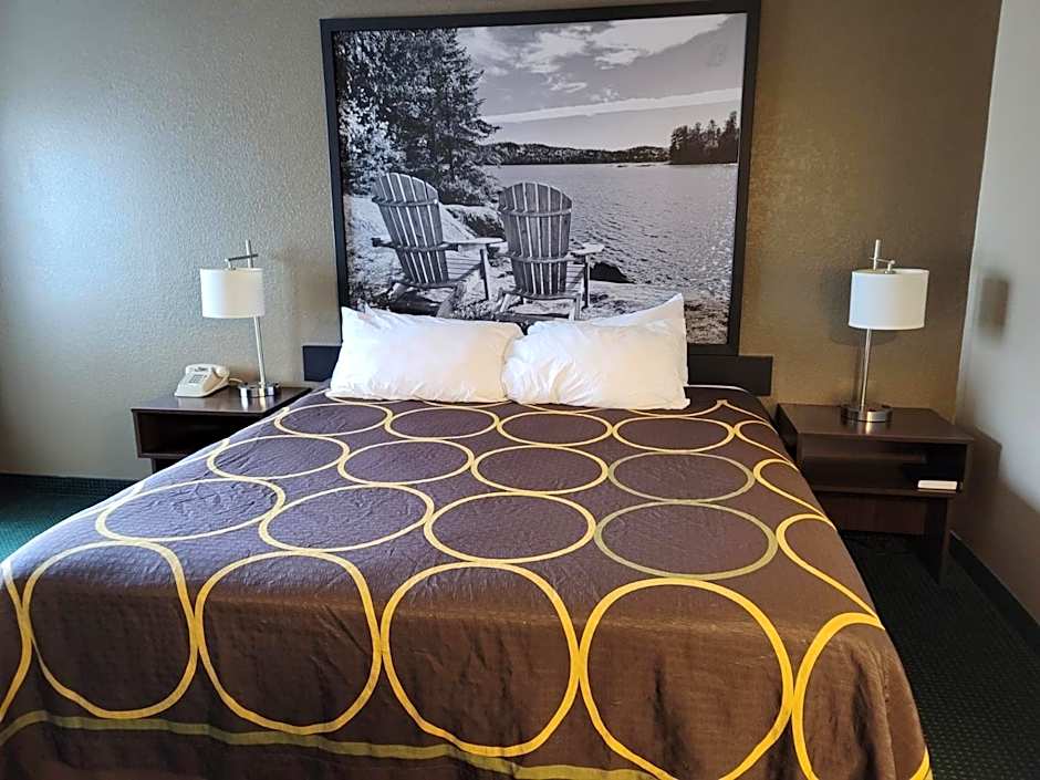 Super 8 by Wyndham Ionia MI