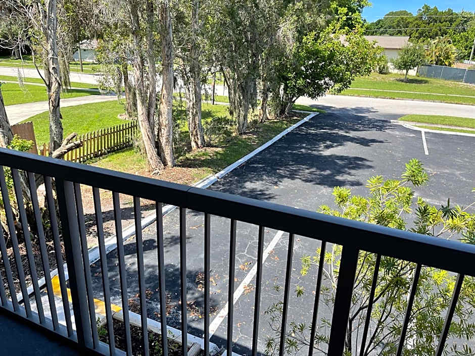 Remodeled, Huge Pool, Tiki Bar & Grill, Quiet Room