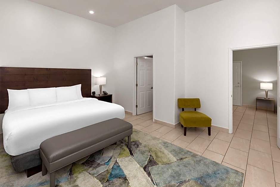 La Quinta Inn & Suites by Wyndham Laredo Airport