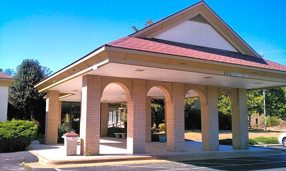 Days Inn & Conf Center by Wyndham Southern Pines Pinehurst